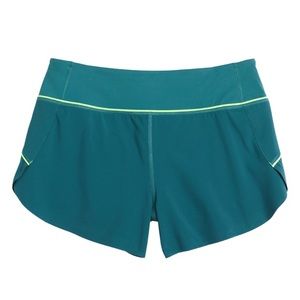 Athleta run with it piping short